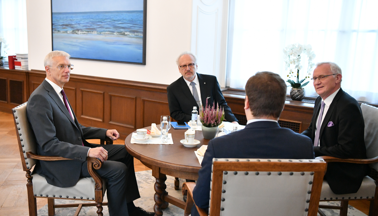 Pie sarunu galda Egils Levits, Krišjānis Kariņš, Andris Teikmanis. Ar muguru - Jānis Patmalnieks