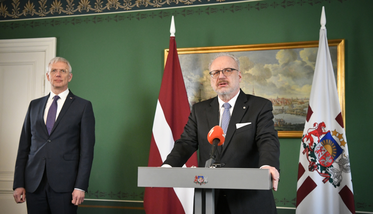 Valsts prezidents Egils Levits atbild uz mediju jautājumiem Rīgas pils Rīgas istabā. Pa kreisi no viņa stāv Ministru prezidents Krišjānis Kariņš. 