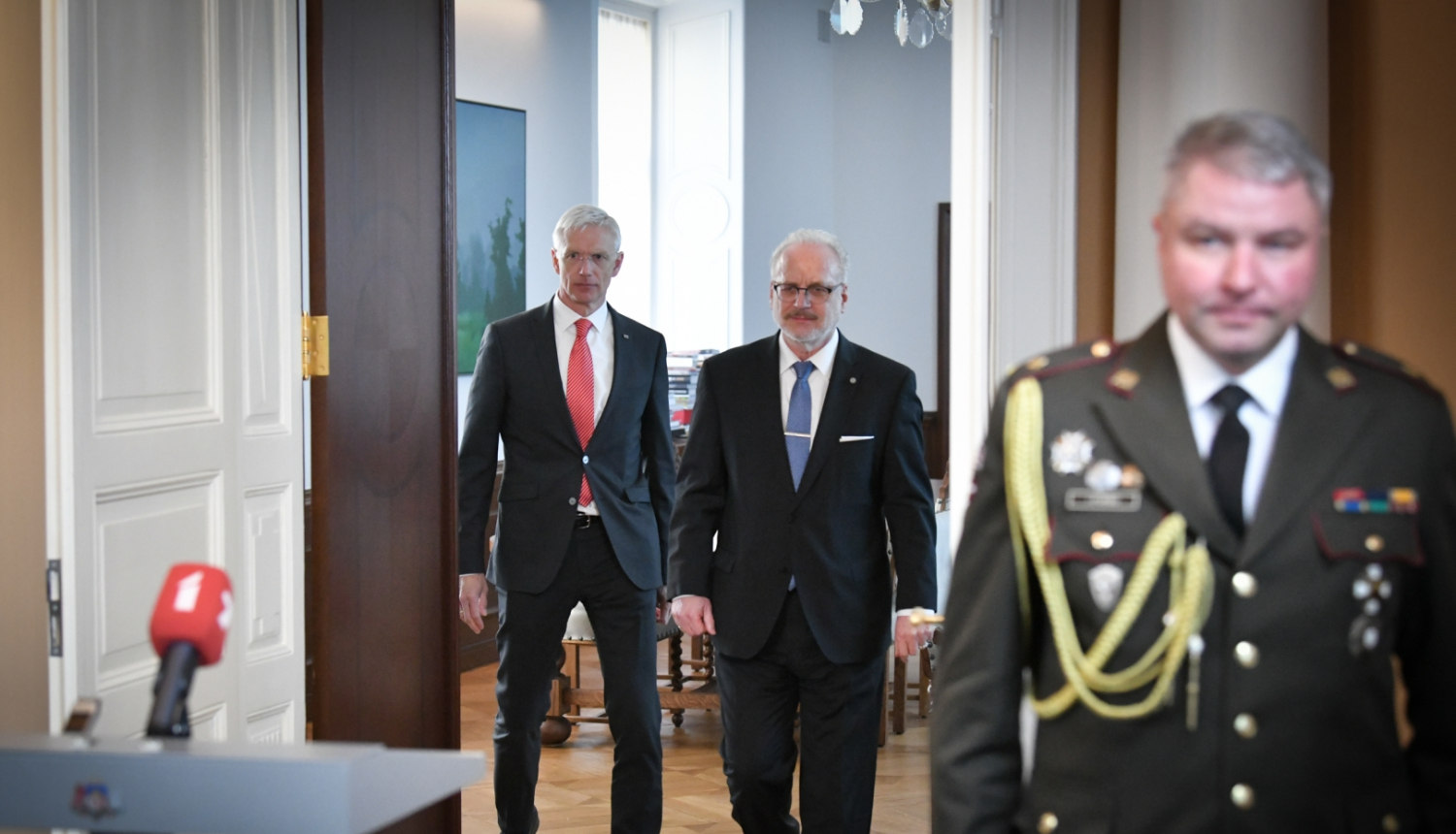 10.05.2023. No kreisās: Ministru prezidents Krišjānis Kariņš, Valsts prezidents Egils Levits iznāk no Valsts prezidenta kabineta, lai tiktos ar mediju pārstāvjiem. Labajā pusē - Valsts prezidenta adjutants. 