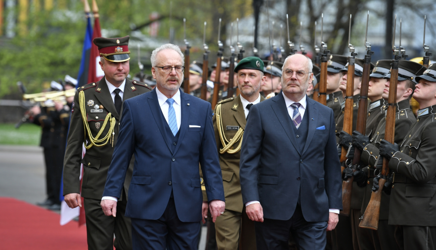 Valsts prezidents Egils Levits un Igaunijas prezidents Alars Karis oficiālajā sagaidīšanas ceremonijā laukumā pie Rīgas pils iet garām godasardzei.