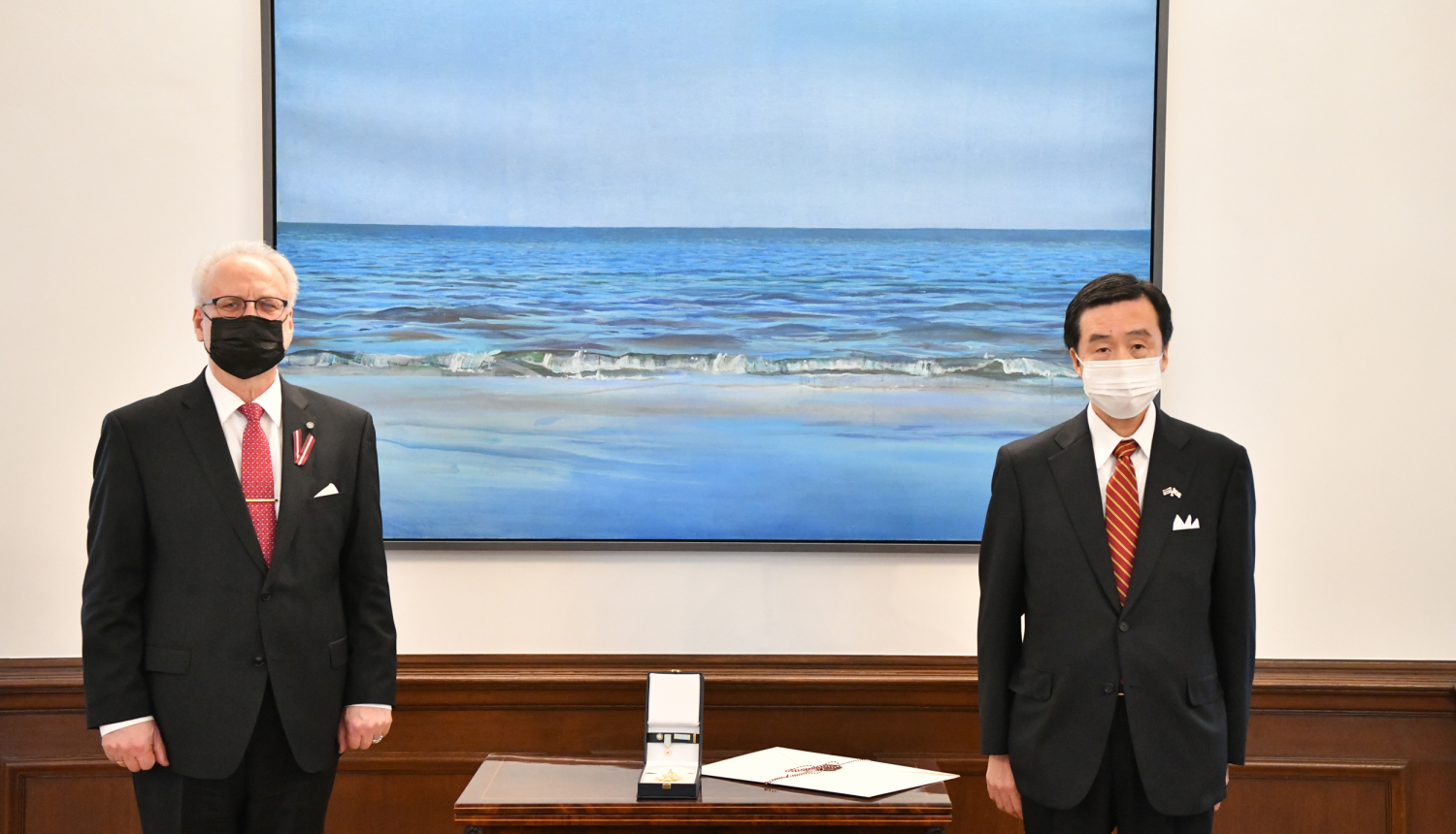 Egils Levits un Japānas vēstnieks pie galdiņa, uz kā atrodas Triju Zvaigžņu ordenis