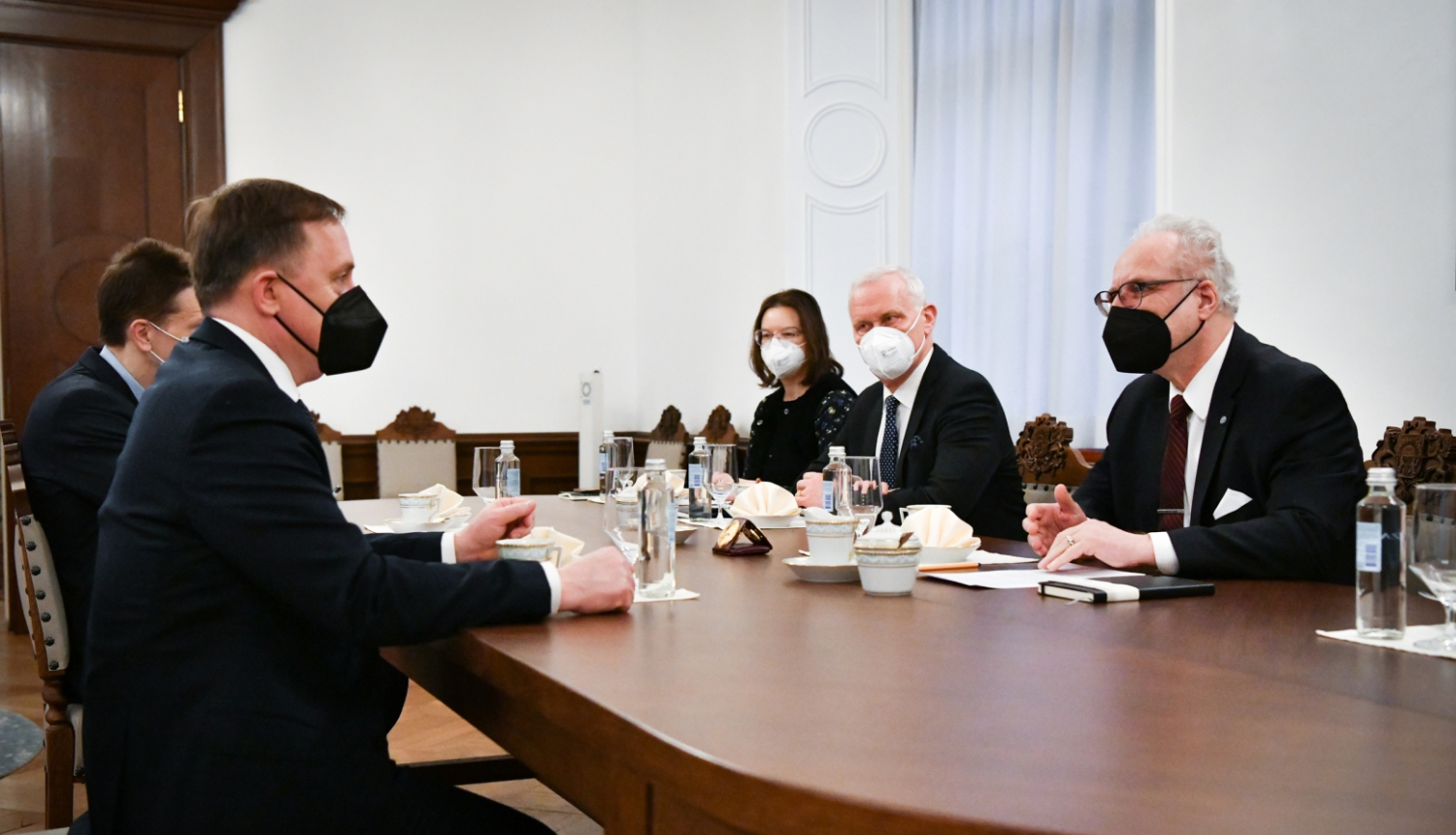 Sarunas dalībnieki pie galda Valsts prezidenta kabinetā