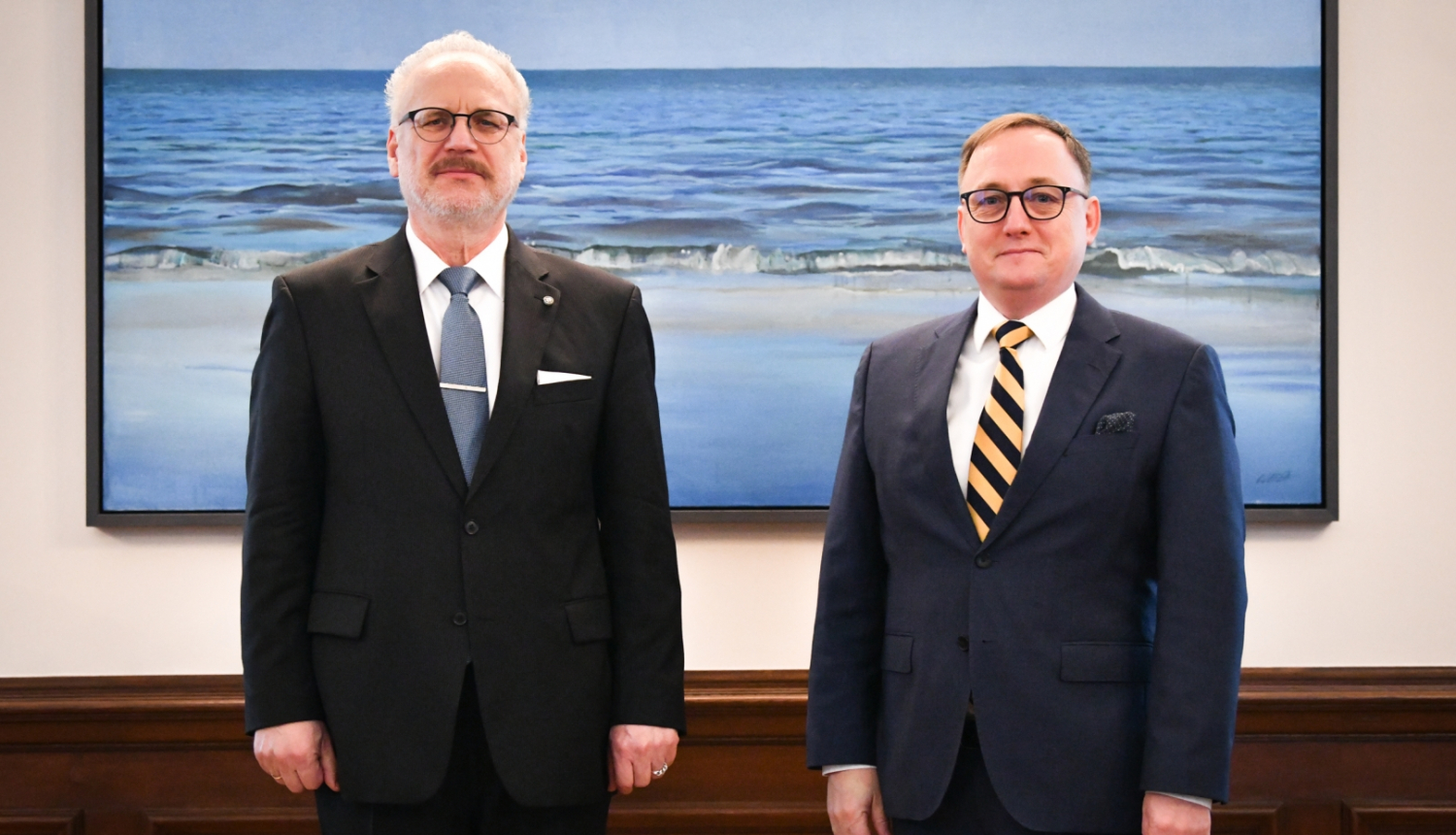 31. oktobrī Valsts prezidents Egils Levits tikās ar Latvijas Bankas prezidentu Mārtiņu Kazāku, lai pārrunātu aktualitātes globālajā un Latvijas ekonomikā, tajā skaitā monetārās un fiskālās politikas pasākumus inflācijas ierobežošanai. Valsts prezidents E. Levits un Latvijas Bankas prezidents M. Kazāks uzsvēra, ka energoresursu krīze Eiropā būtiski ietekmē inflāciju, tāpēc Latvijai nepieciešami dzīvotspējīgi risinājumi enerģētikas nozarē.   M. Kazāks pauda atbalstu E. Levita viedoklim, ka jaunajai valdībai n