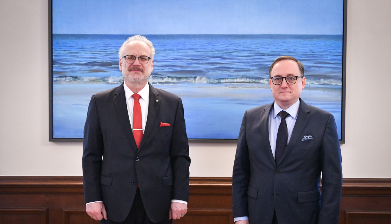 No kreisās: Latvijas Valsts prezidents Egils Levits un Latvijas Bankas vadītājs Mārtiņš Kazāks, tiekoties Rīgas pilī 2023. gada 27. martā. 