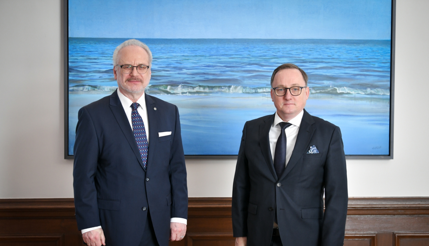 Valsts prezidenta kabinetā (no kreisās): Valsts prezidents Egils Levits, Latvijas Bankas prezidents Mārtiņš Kazāks 