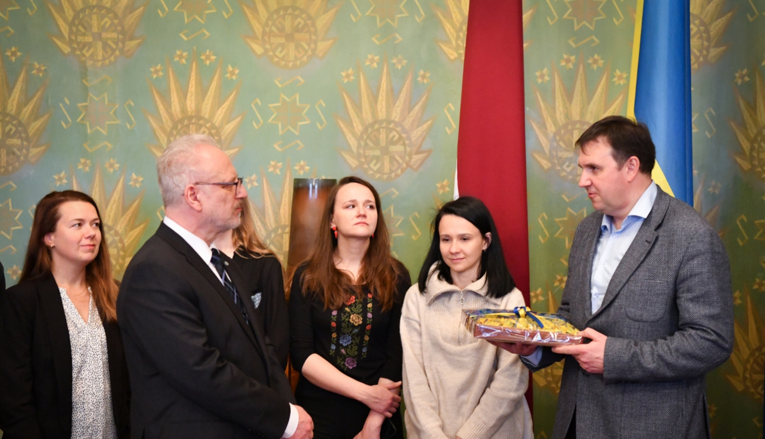 Valsts prezidents Egils Levits tiekas ar Ukrainas nacionālā kamerorķestra "Kijivas solisti" mūziķiem un vadību