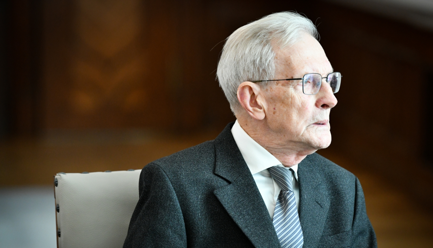 27.10.2022. Valsts prezidents Egils Levits pasniedz Cildinājuma rakstu mākslas vēsturniekam Eduardam Kļaviņam. Foto autors: Ilmārs Znotiņš, Valsts prezidenta kanceleja.