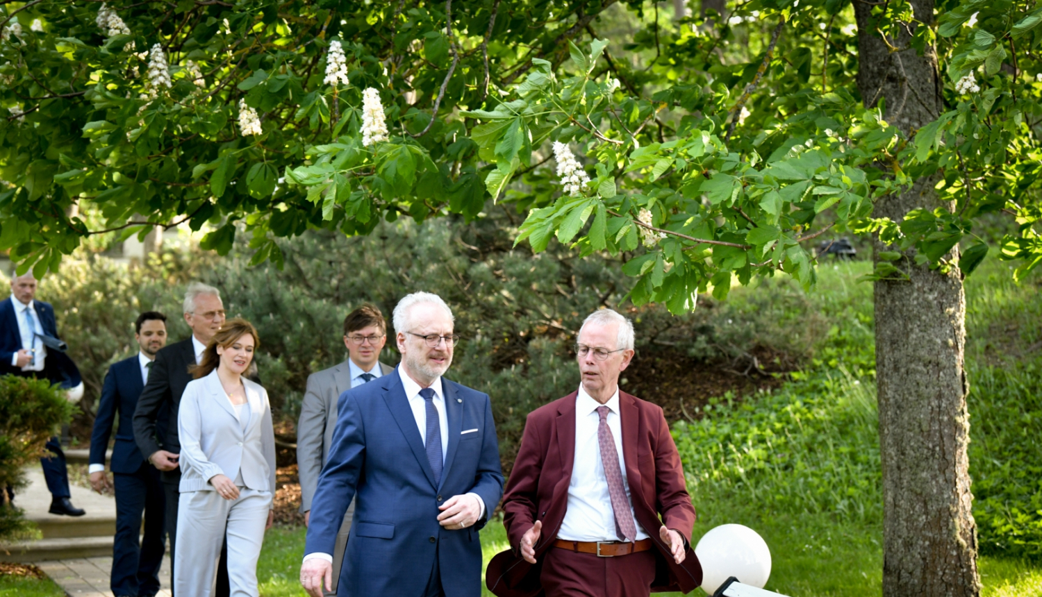 Egils Levits un Tinijs Kokss pastaigājas pa Jūrmalas rezidences dārzu