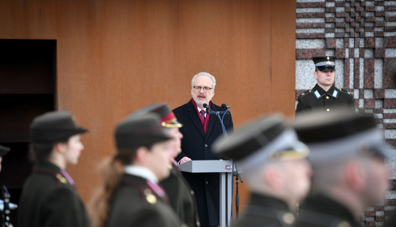 25.03.2023. Valsts prezidents Egils Levits uzrunā klātesošos Komunistiskā genocīda upuru piemiņas dienā pie memoriāla “Vēstures taktīla”. Foto: pa labi no Valsts prezidenta goda sardze, foto priekšplānā Nacionālo bruņoto spēku orķestris. Foto autors: Ilmārs Znotiņš, Valsts prezidenta kanceleja.
