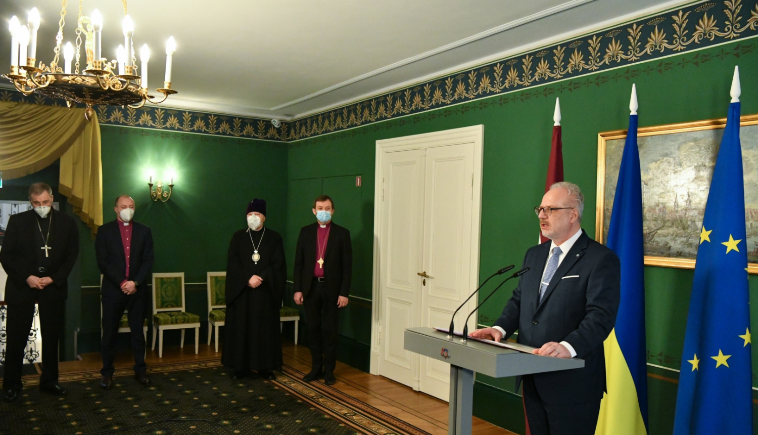 Egils Levits, konfesiju vadītāji stāv fonā