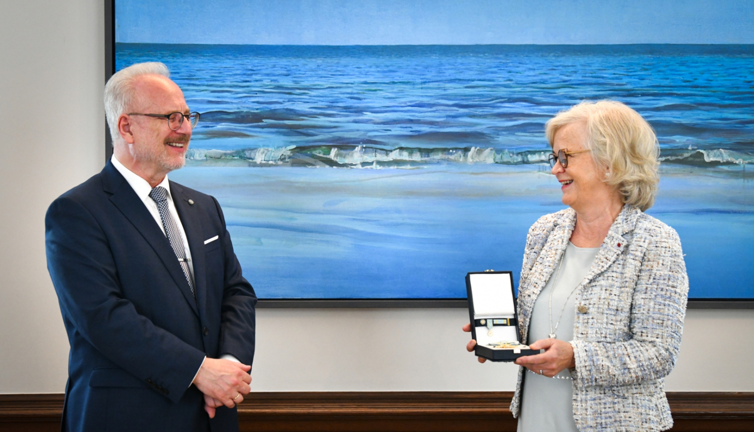 Valsts prezidents Egils Levits tiekas ar Somijas ārkārtējo un pilnvaroto vēstnieci Latvijā Rītu Korpivāru (Mrs Riitta Korpivaara) vēstnieces kadences noslēgumā. Foto autors: Ilmārs Znotiņš, Valsts prezidenta kanceleja. 2022. gada 17. augustā. 