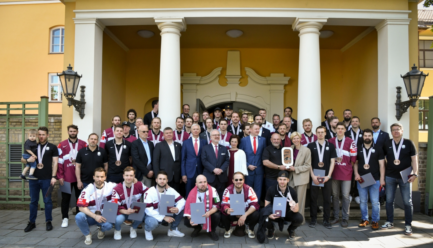 29.05.2023. Valsts prezidents Egils Levits un Latvijas hokeja izlase Rīgas pilī. Kopbilde Rīgas pils dārzā.