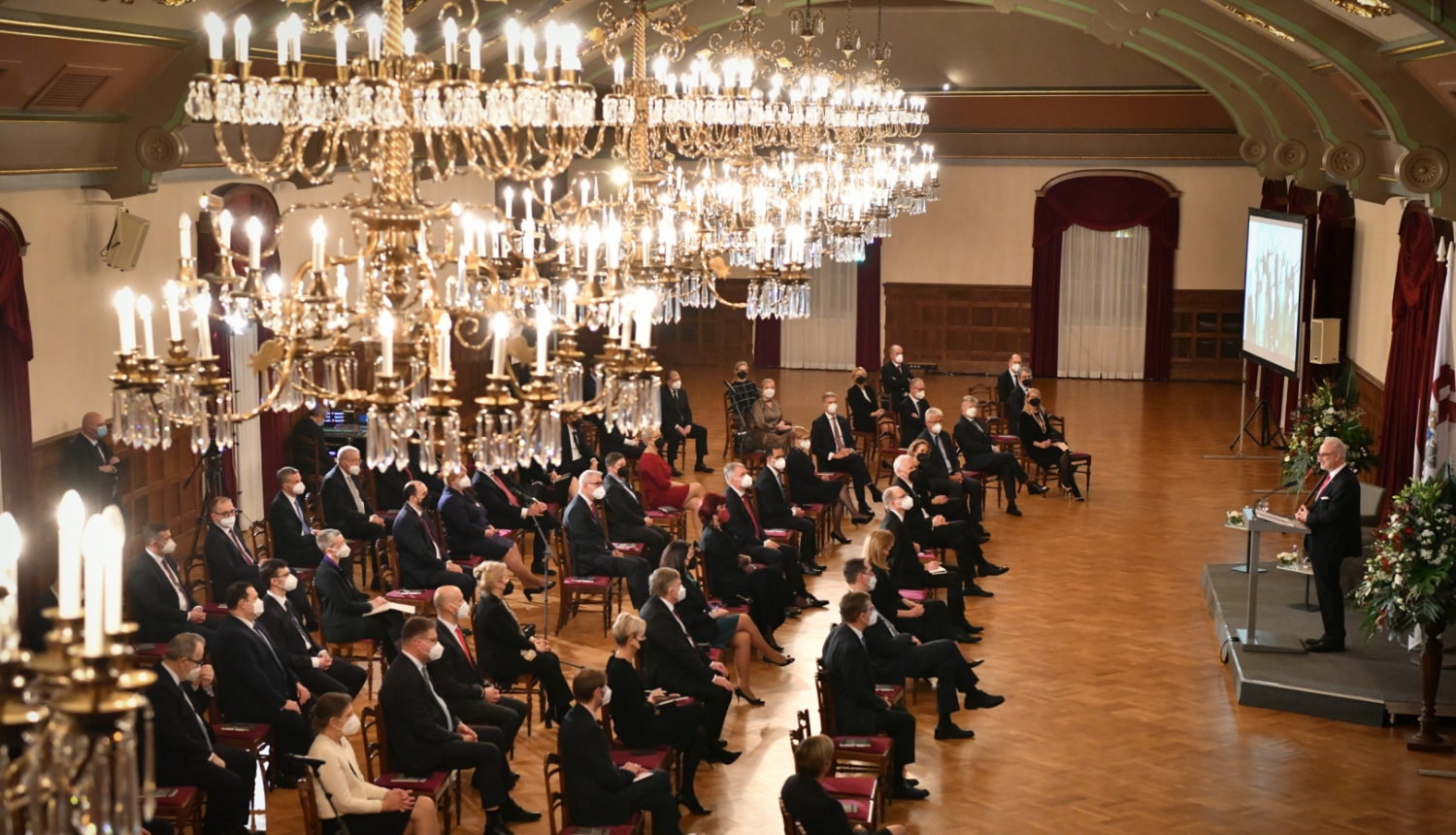 kopskats uz Rīgas pils Svētku zāli, kur sēž sarunas dalībnieki