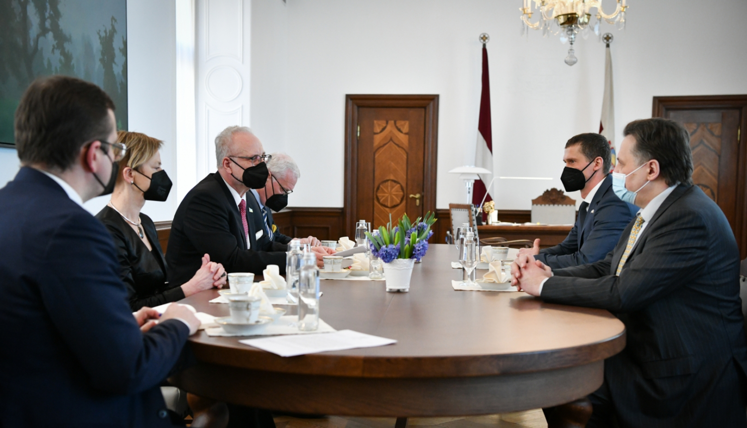 Sarunas dalībnieki pie galda Valsts prezidenta kabinetā