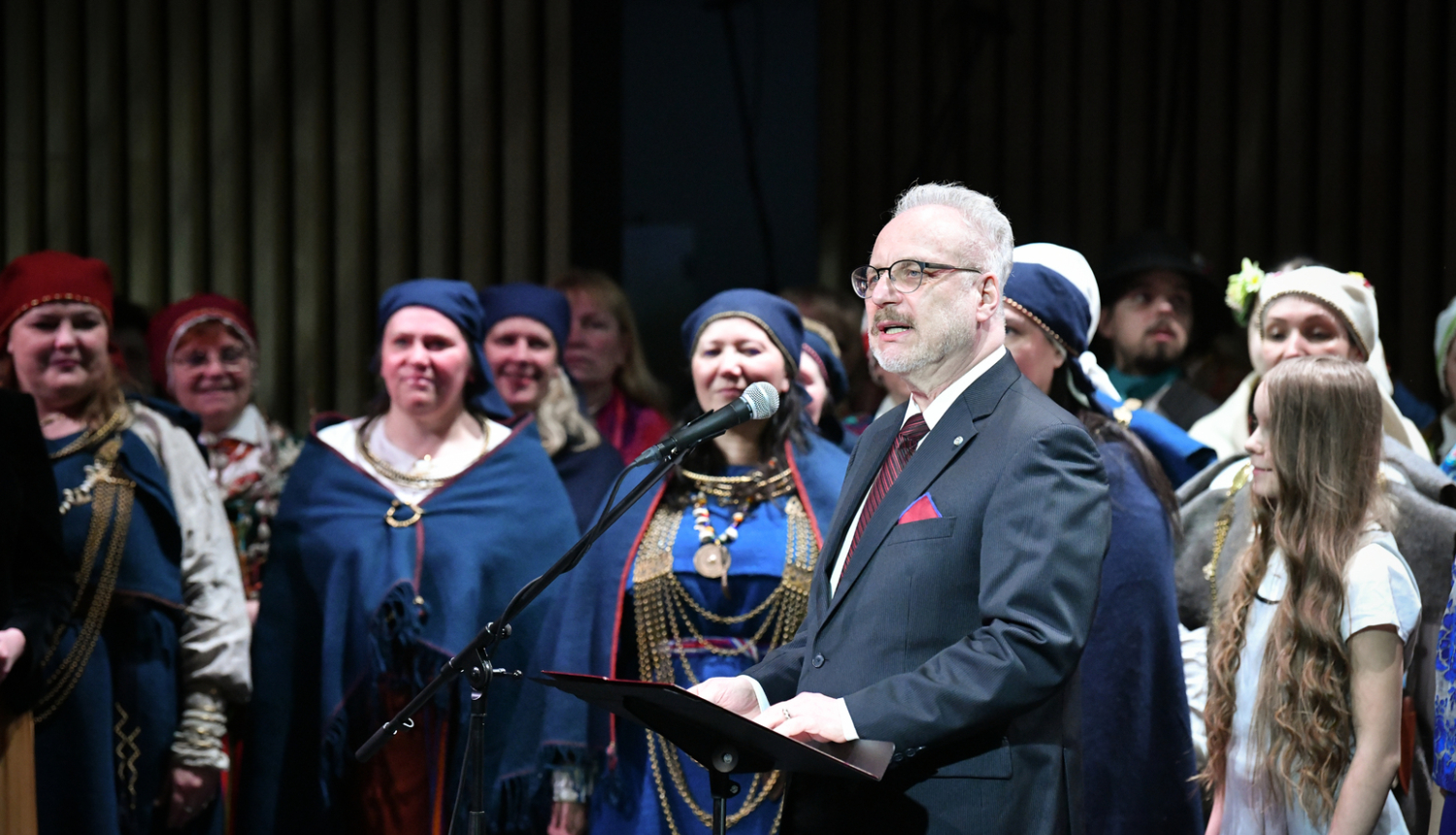 02.04.2023. Valsts prezidents piedalās Līvu (lībiešu) Savienības “Līvõd īt” 100. jubilejas koncertā. Fonā lībiešu kultūras tradīcijas turpinātāji tautas tērpos.
