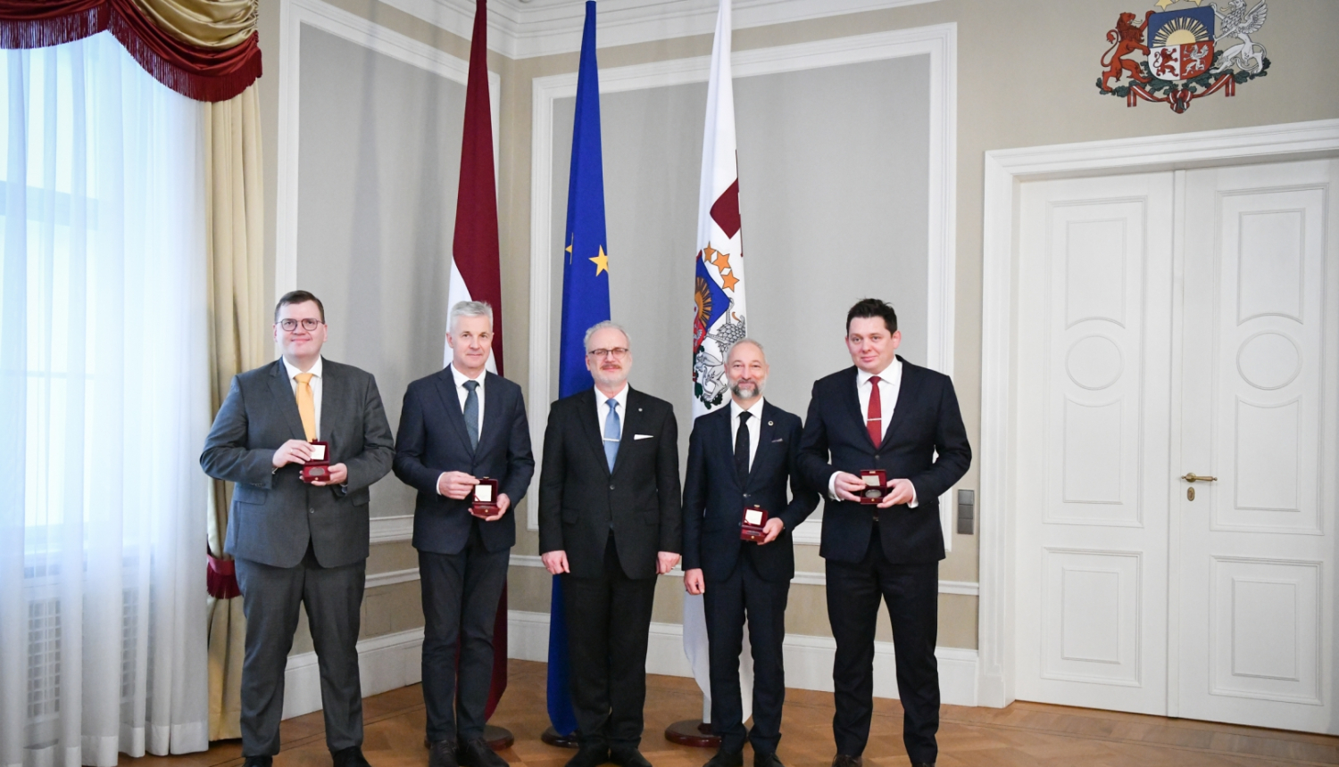31.10.2022. Valsts prezidents Egils Levits pasniedz Valsts prezidenta medaļu Jānim Bordānam, Artusam Kaimiņam, Artim Pabrikam un Jurim Pūcem par sadarbību 13. Saeimā un aizejošajā valdībā. Foto autos: Ilmārs Znotiņš, Valsts prezidenta kanceleja.