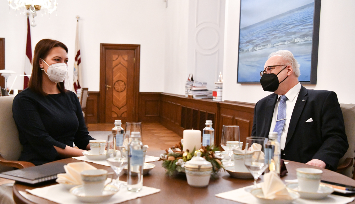 Anita Muižniece un Egils Levits sēž pie galda un sarunājas