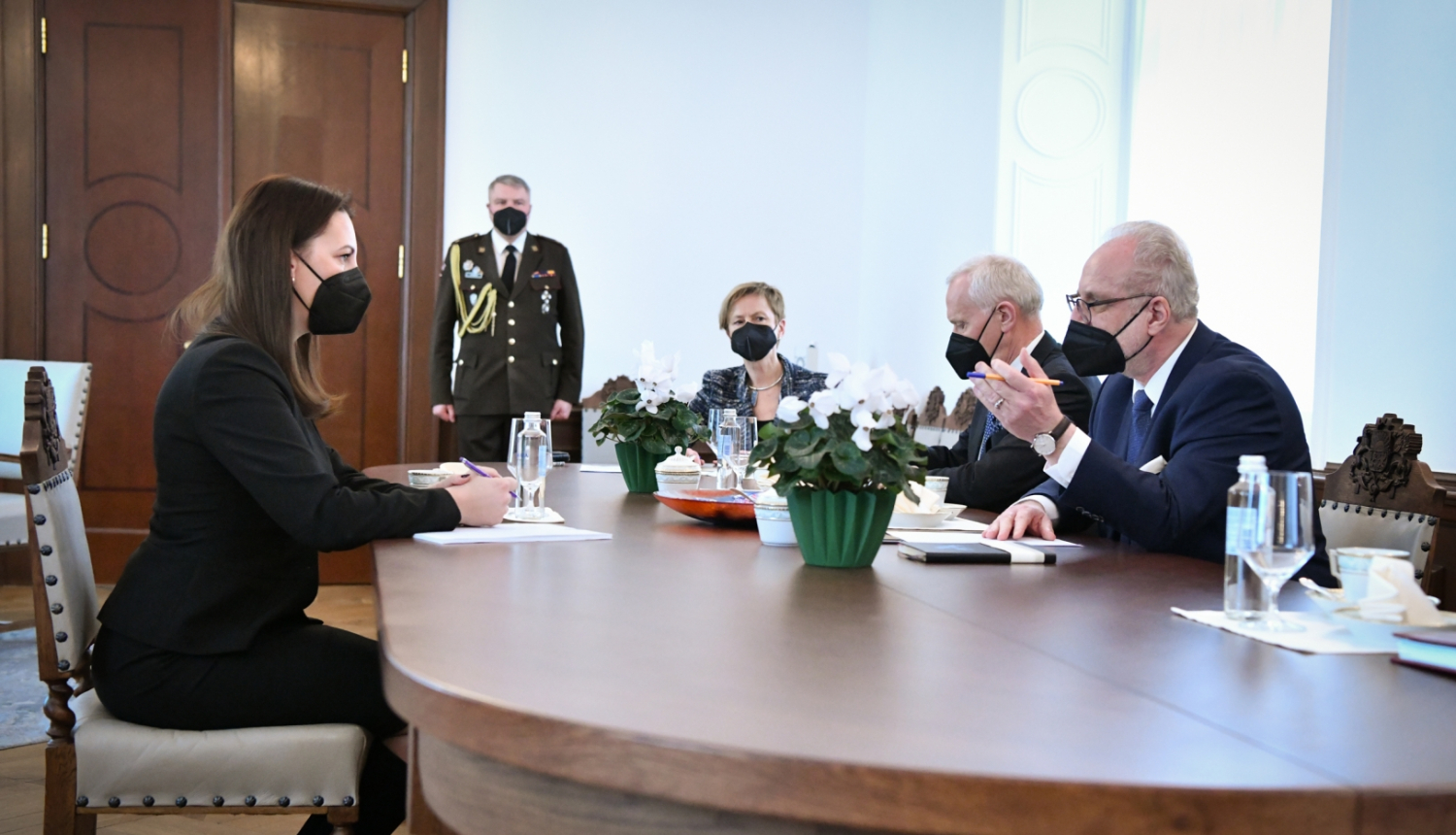 Sarunas dalībnieki Valsts prezidenta kabinetā pie galda