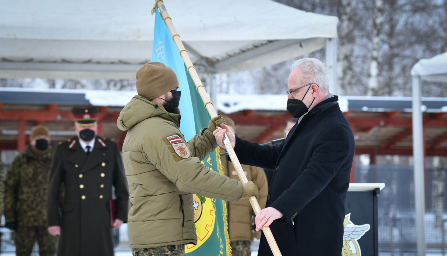 Egils Levits nodod karogu