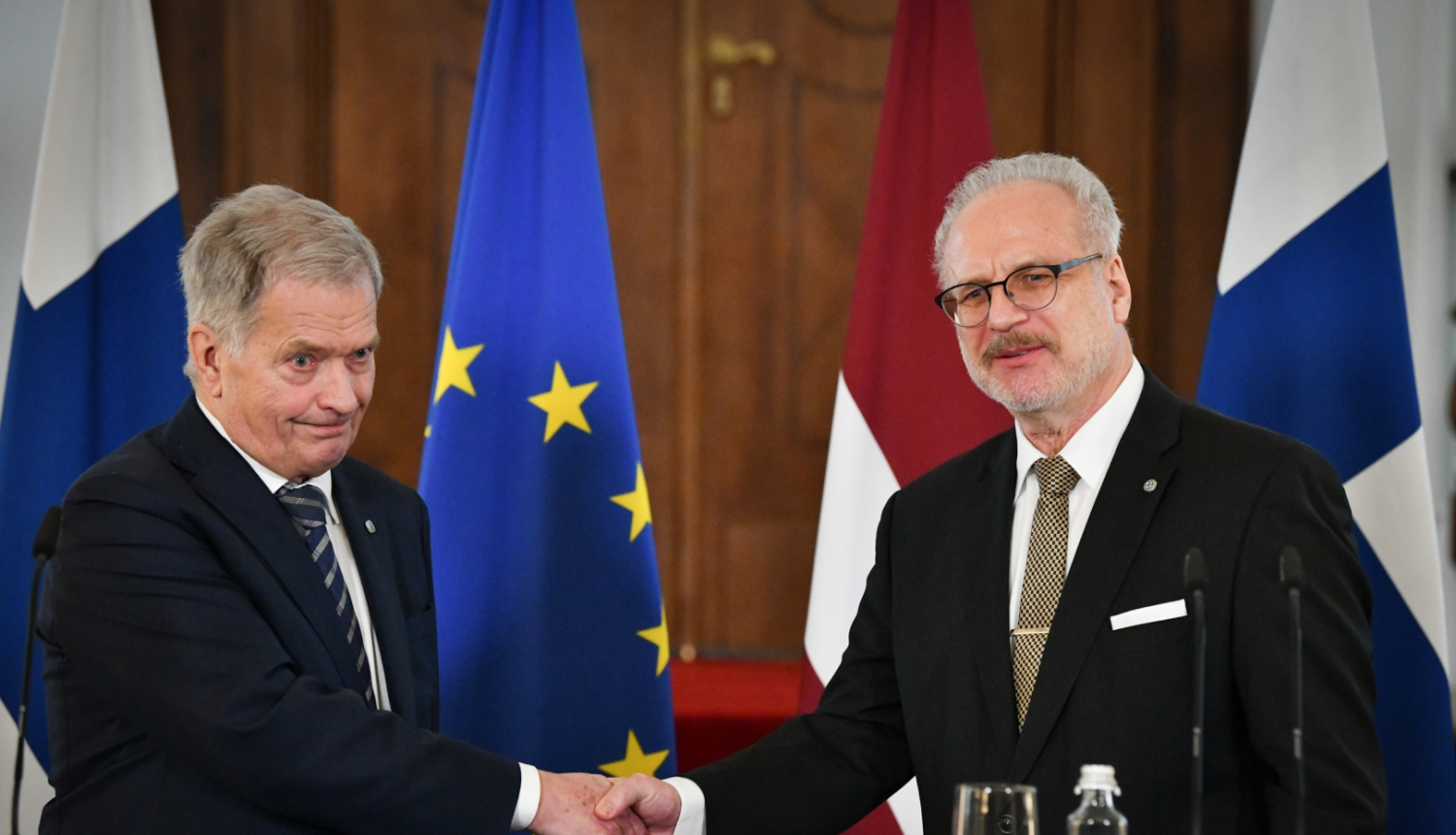 Saili Nīniste un Egils Levits sarokojas