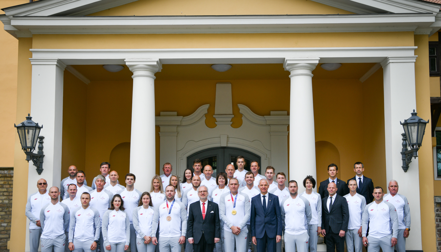 Valsts prezidents Egils Levits un Latvijas olimpiskā komanda