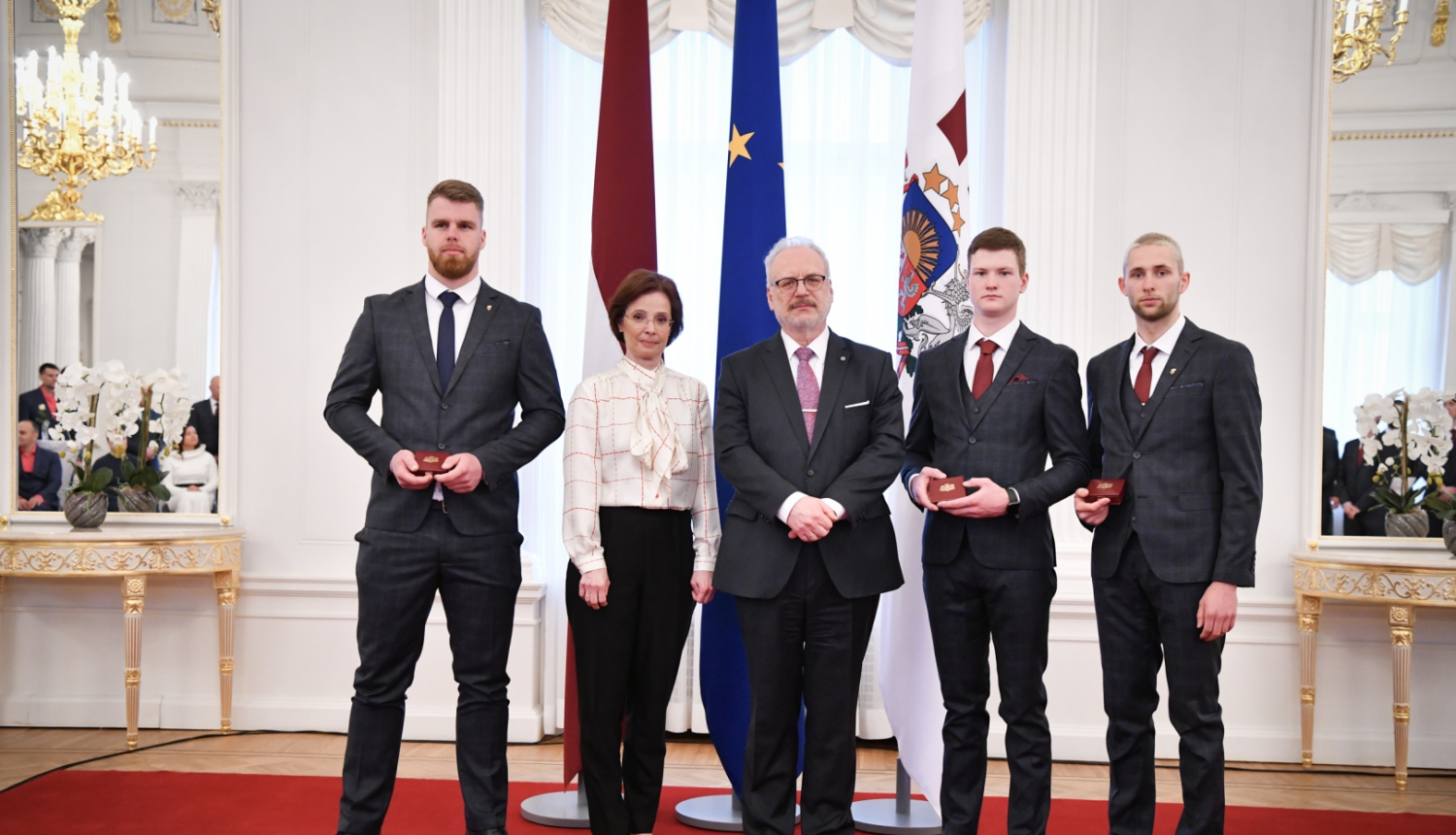 No kreisās: kamaniņbraucējs Kristers Aparjods, Andra Levites kundze, Valsts prezidents Egils Levits, kamaniņbraucējs Mārtiņš Bots un kamaniņbraucējs Roberts Plūme. 