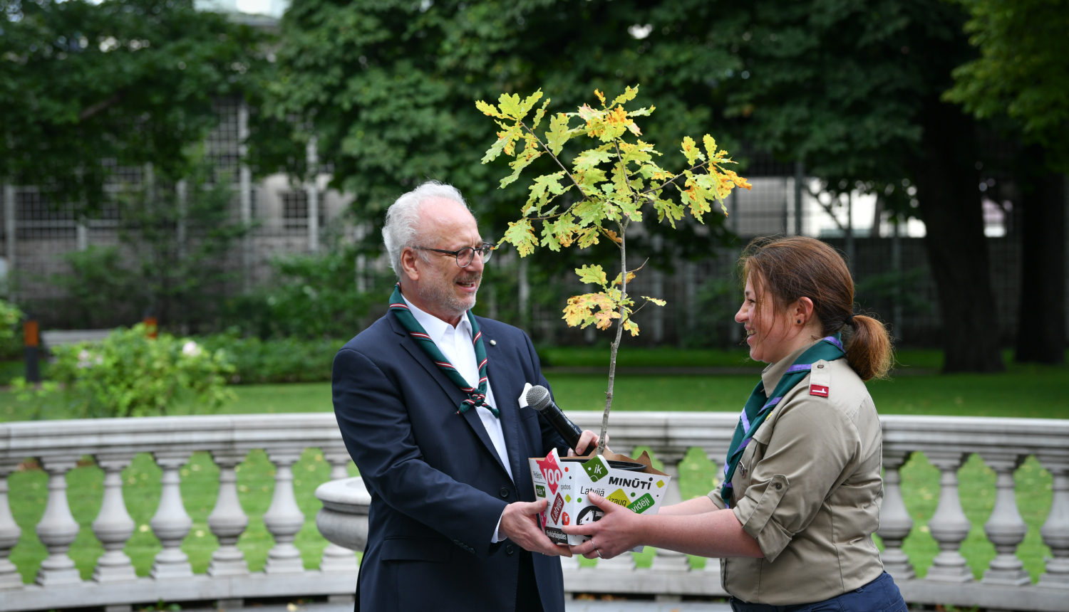 Valsts prezidents Egils Levits nodod Laimes koku Latvijas skautu un gaidu centrālās organizācijas vadītājai Agnijai Jansonei
