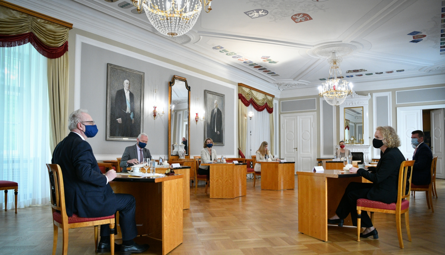 Sarunas dalībnieki Rīgas pils Ģerboņu zālē