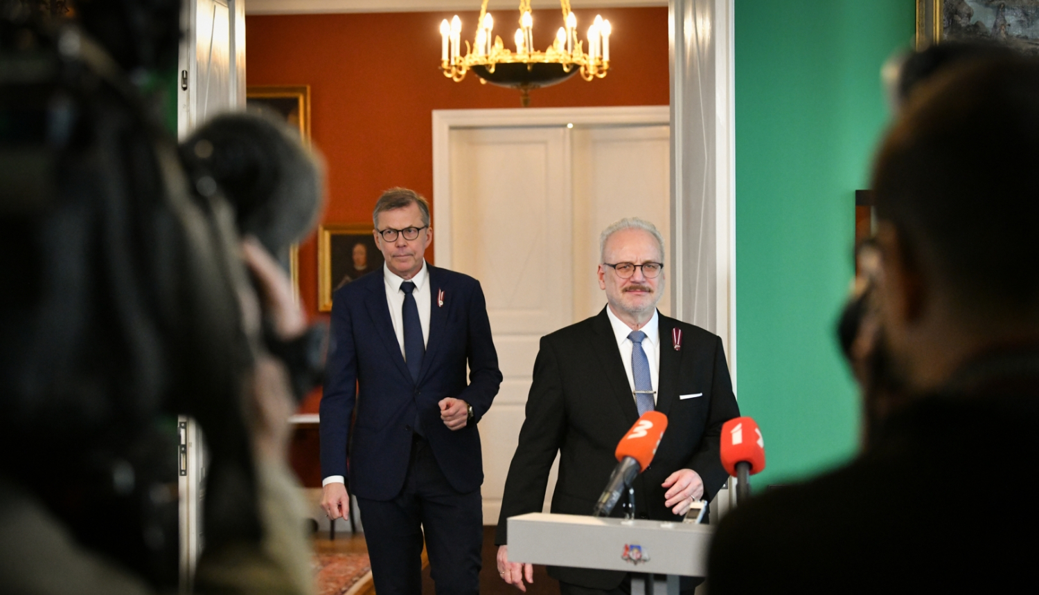 Valsts prezidents Egils Levits šodien tikās ar politiskās apvienības “Apvienotais saraksts” pārstāvjiem. Nosūtām Valsts prezidenta Egila Levita sniegto komentāru pēc tikšanās.   “Šodien mēs ar “Apvienotais saraksts” pārstāvjiem pārrunājām valdības veidošanas gaitu. Jāsaka, ka situācija ir laba.  Visas puses izsaka savu gatavību sarunas turpināt, lai varētu sagatavot valdības deklarāciju, kurā būtu paredzēti uzdevumi nākamajai valdībai. Jau vakar minēju, ka velētos jau nākamnedēļ no Kariņa kunga saņemt pirmo