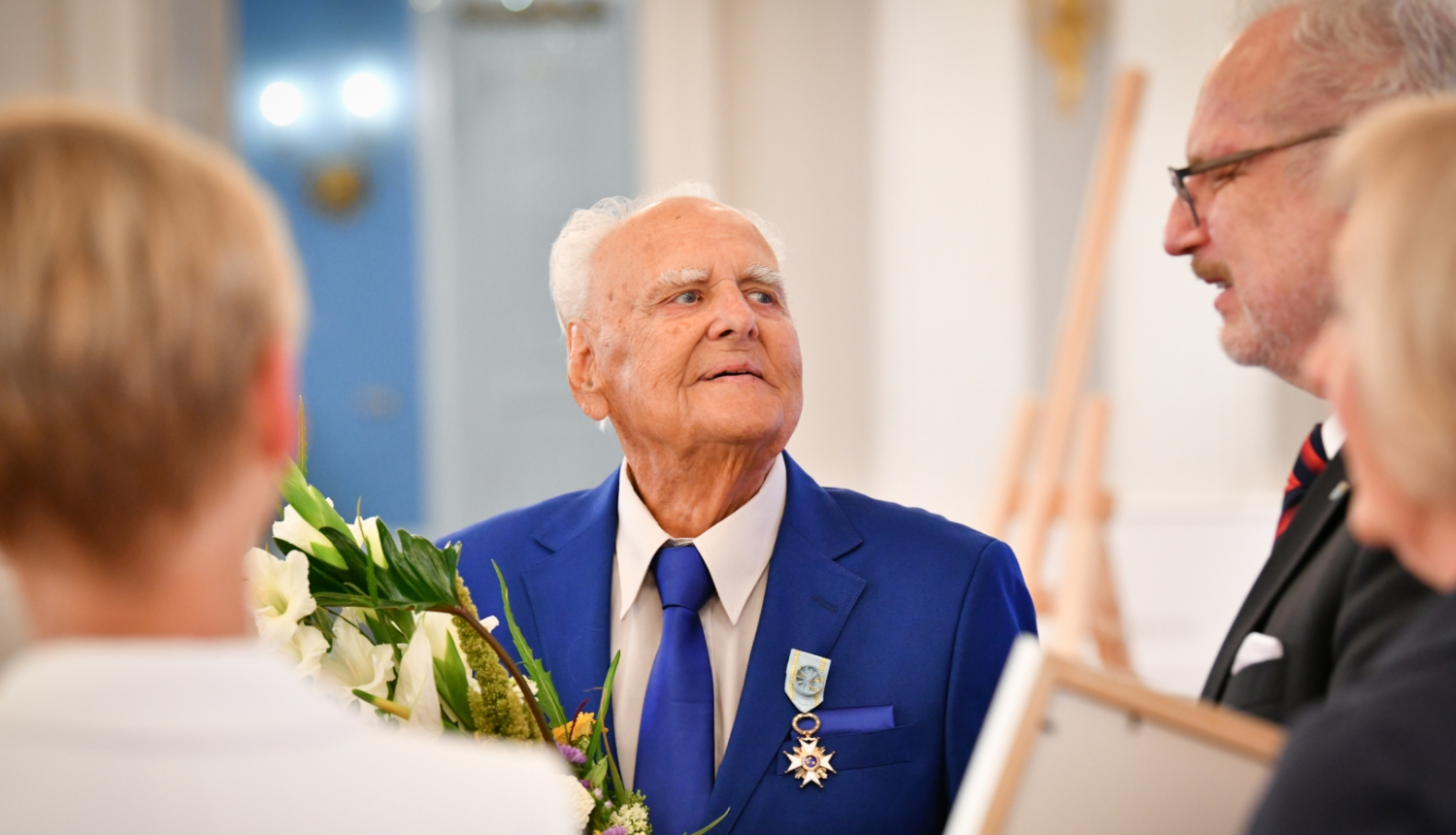 Valsts prezidents Egils Levits pasniedz Cildinājuma rakstu Dailes teātra aktierim Gunāram Placēnam 2022. gada 31. augustā 