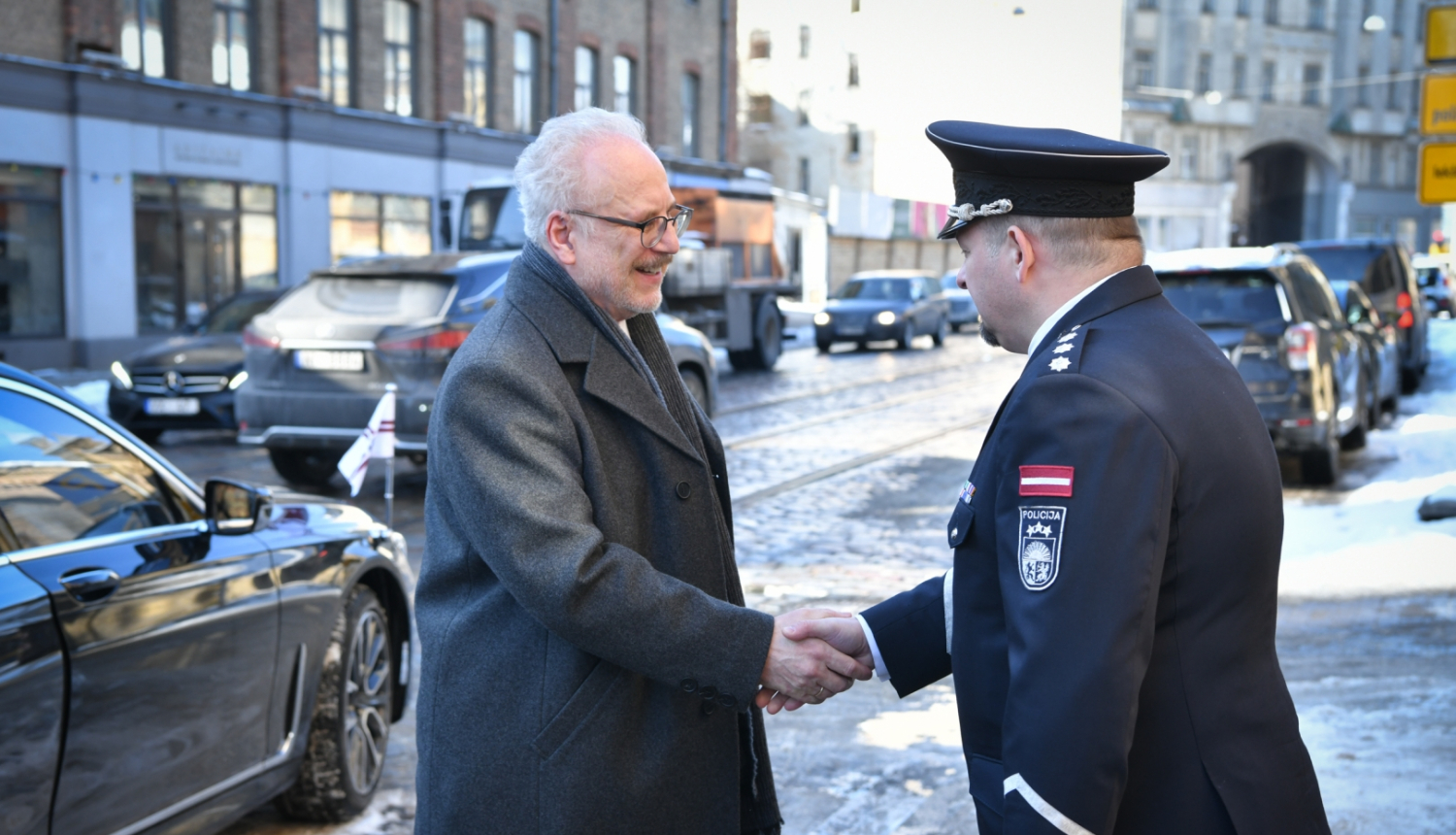 Valsts prezidents Egils Levits sarokojas ar Valsts policijas priekšnieku Armandu Ruku
