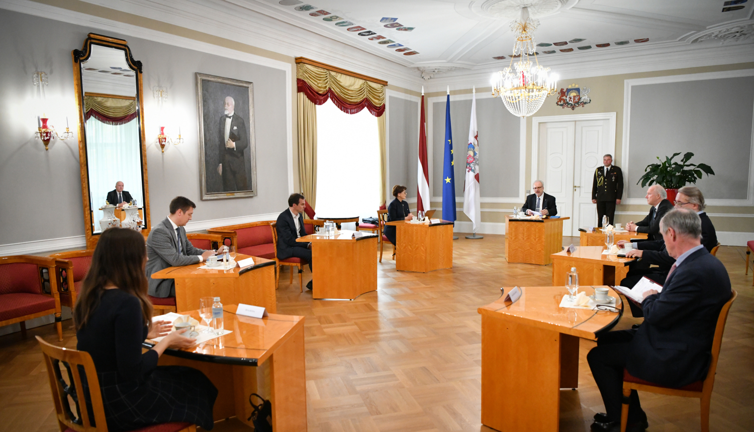 Sarunas dalībnieki Rīgas pils Ģerboņu zālē