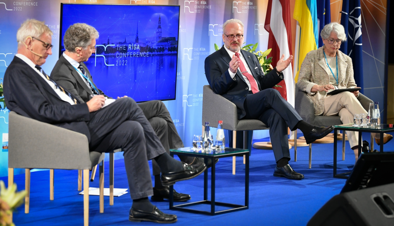 Sarunas dalībnieki sēž krēslos uz skatuves, no kreisās Karls Bilts, Dr. Kristofs Hoisgens, Egils Levits un Sandra Kalniete