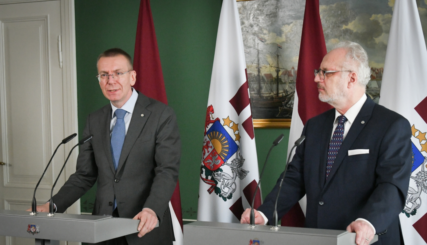 No kreisās: jaunievēlētais prezidents Edgars Rinkēvičs, Valsts prezidents Egils Levits. Preses konference Rīgas pilī 2. jūnijā. 