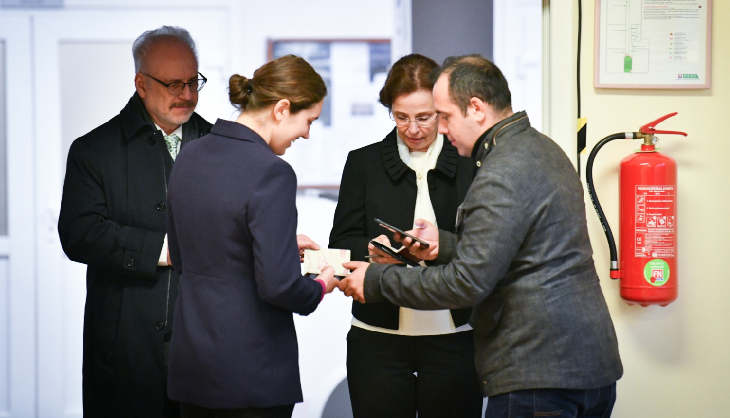 Egils Levits un Andra Levite vēlēšanu iecirknī pārbauda pases