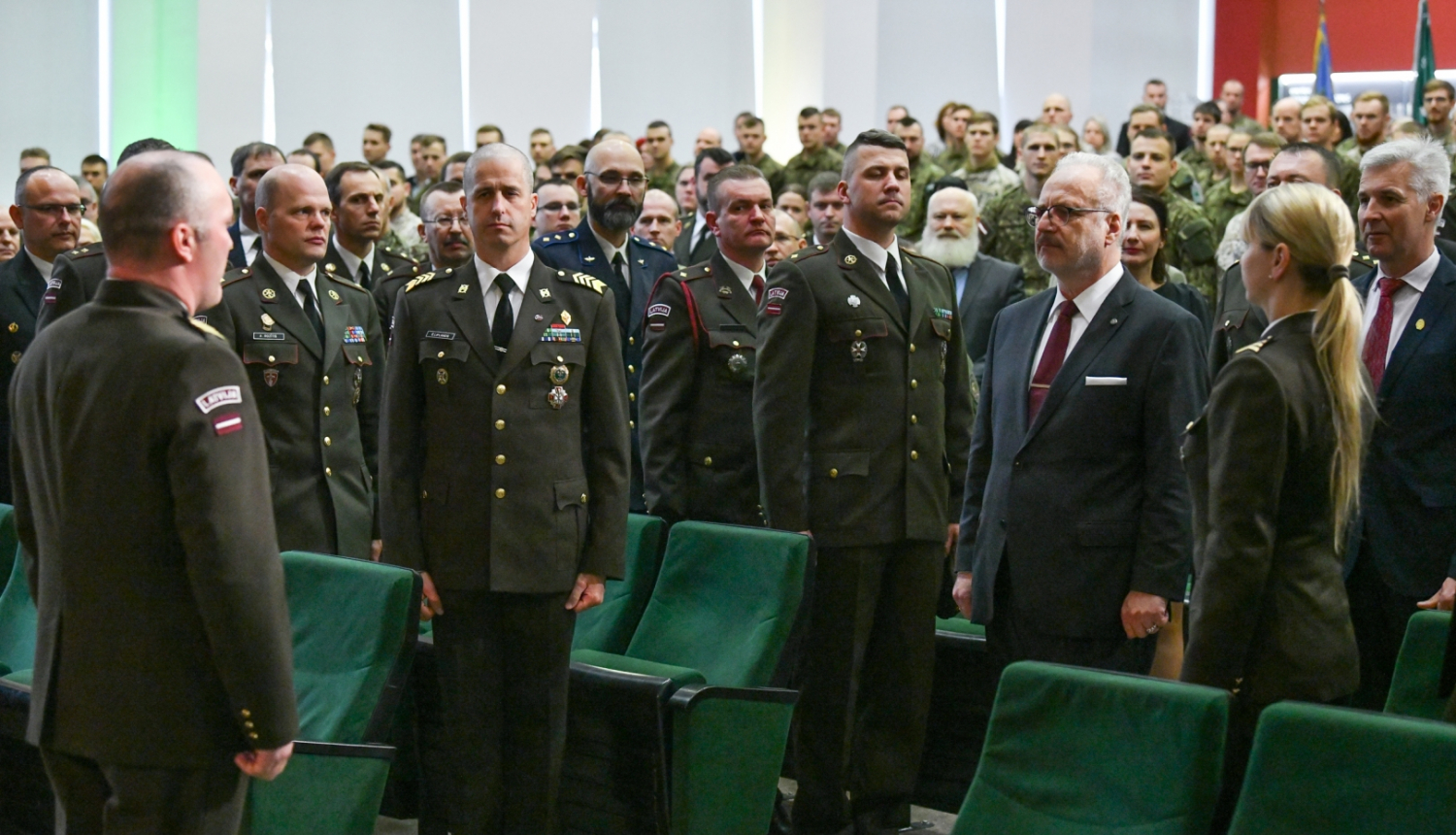Valsts prezidents Egils Levits piedalās Nacionālo bruņoto spēku Sakaru skolas karoga svinīgās pasniegšanas ceremonijā 2022. gada 27. oktobrī