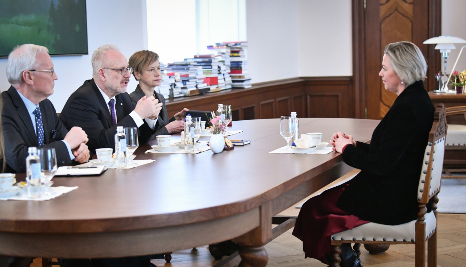 Sarunas dalībnieki pie galda Valsts prezidenta kabinetā