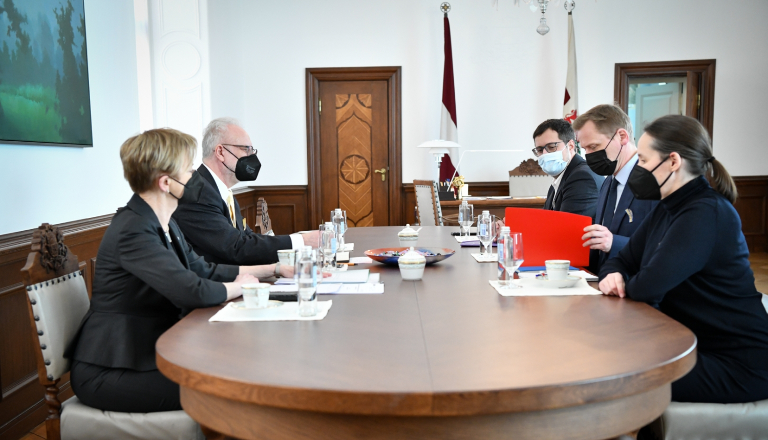 Sarunas dalībnieki pie galda Valsts prezidenta kabinetā