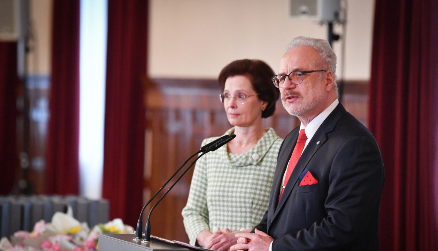 Valsts prezidents Egils Levits un Andra Levite Svētku zālē uzrunā akcijas "Meklējam sirdsmāsu" dalībnieces - medicīnas māsas - un akcijas atbalstītājus. 27.03.2023.
