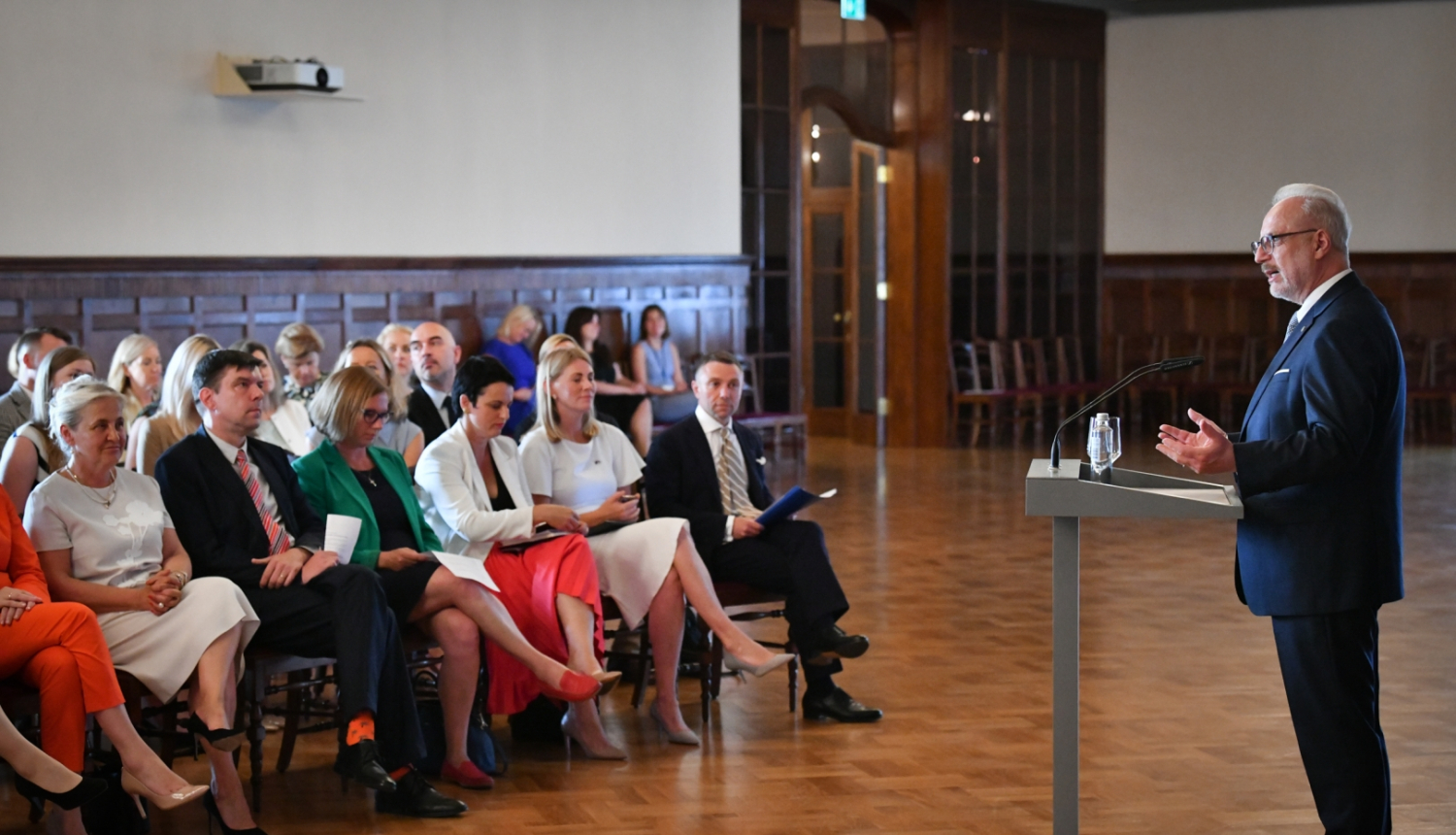 17.08.2022. Valsts prezidents Egils Levits diskutē ar Starptautiskajās organizācijās strādājošo Latvijas profesionāļu foruma dalībniekiem. Foto autors: Ilmārs Znotiņš, Valsts prezidenta kanceleja.