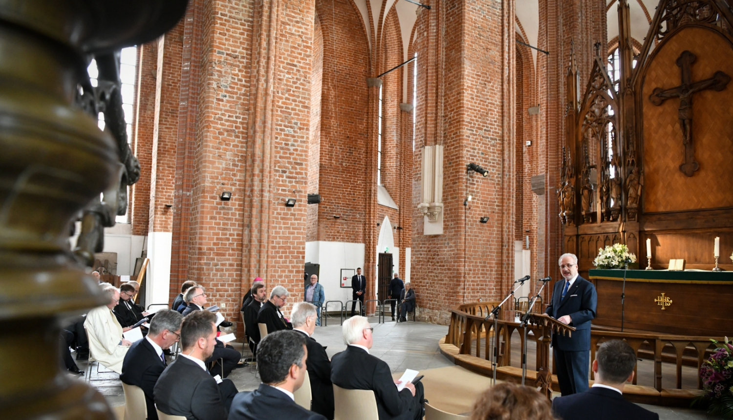 Egils Levits baznīcā pie pults saka uzrunu