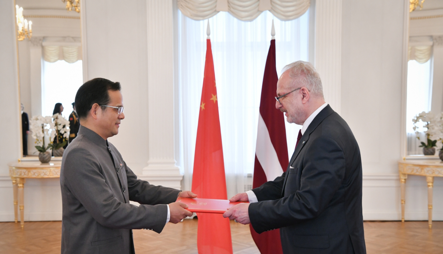 Valsts prezidents Egils Levits svinīgā ceremonijā akreditē Ķīnas Tautas Republikas vēstnieku Latvijā Tanu Sungeņu (H.E. Mr Tang Songgen)