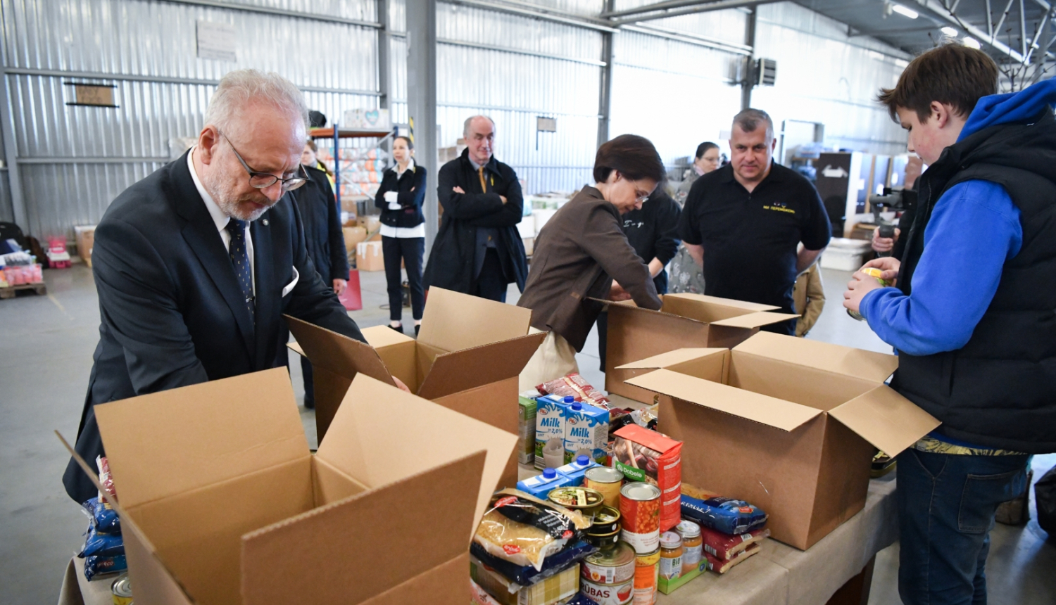 Valsts prezidents Egils Levits un Andra Levite apmeklē labdarības biedrību "Tavi draugi"