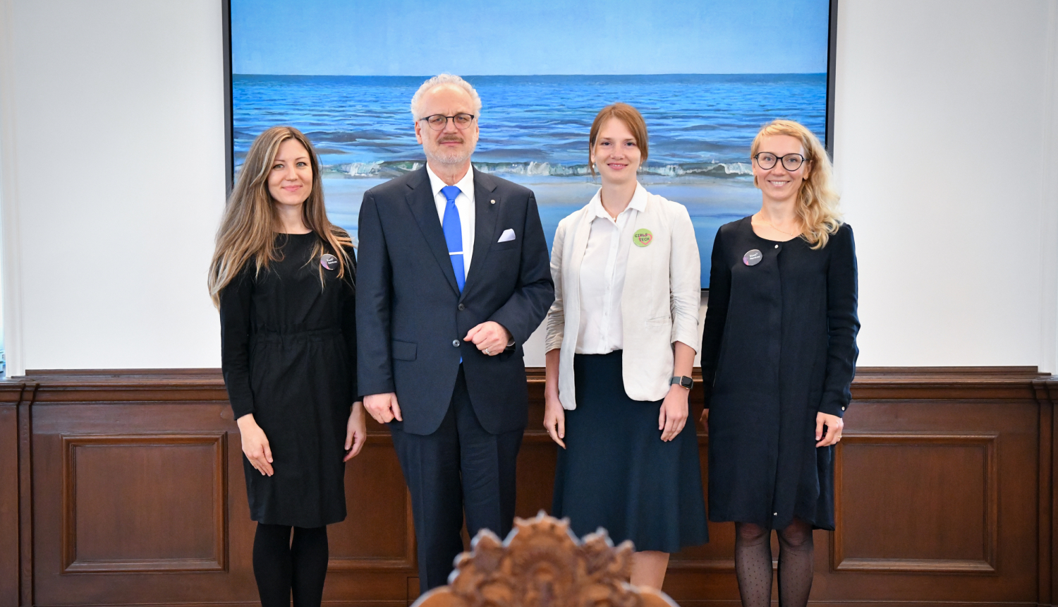 Valsts prezidents Egils Levits un Riga TechGirls