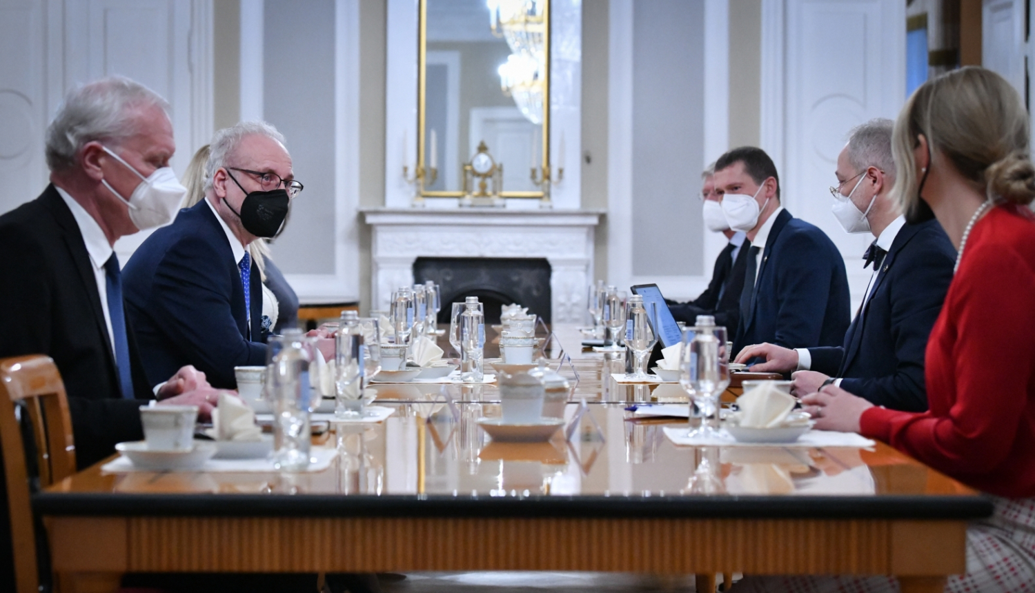 Sarunas dalībnieki Rīgas pils Ģerboņu zālē pie galda
