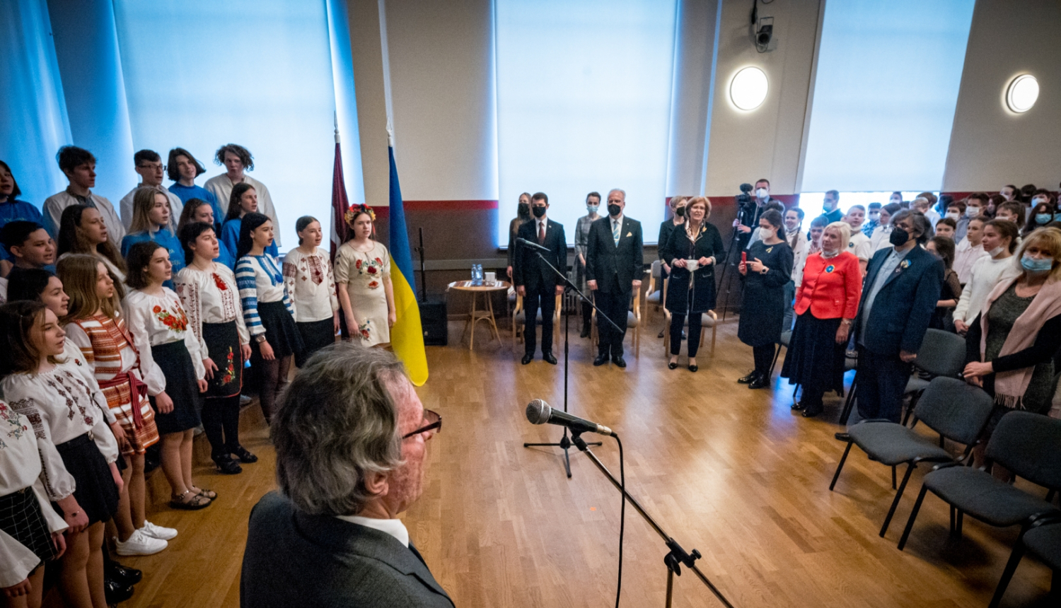 Skats uz norisi skolas aktu zālē