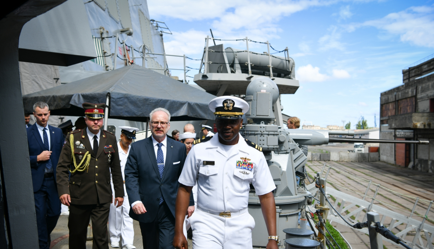 Valsts prezidents Egils Levits apmeklē ASV Jūras spēku 6. flotes kuģi iznīcinātāju “USS Arleigh Burke” 