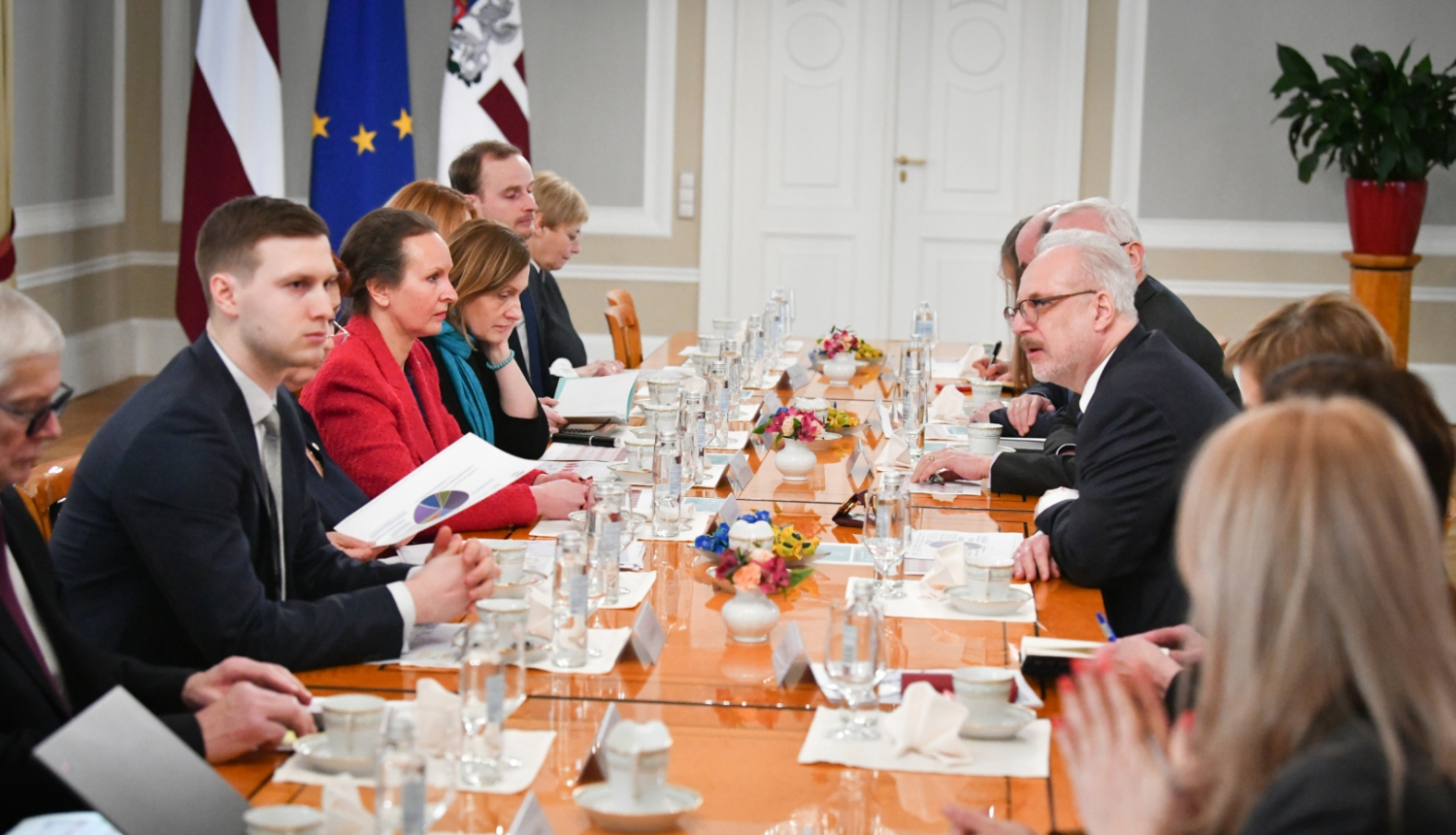 Sarunas dalībnieki pie galda Rīgas pils Ģerboņu zālē