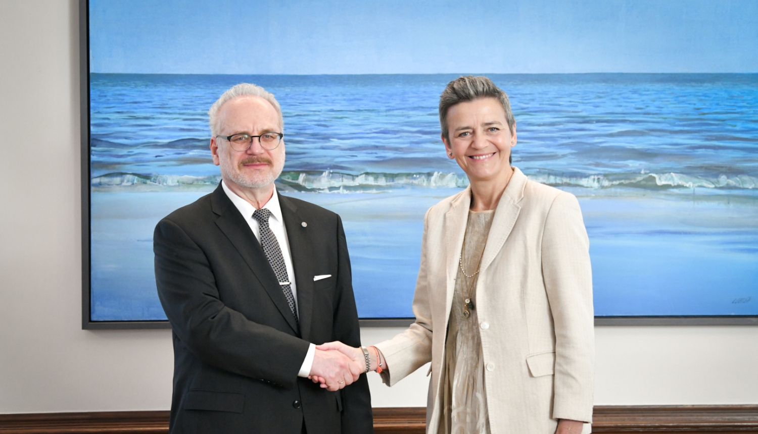 No kreisās: Valsts prezidents Egils Levits, Eiropas Komisijas priekšsēdētājas izpildvietniece digitālajos jautājumos MargrēteVestāgere. Foto autors: Ilmārs Znotiņš, Valsts prezidenta kanceleja. 