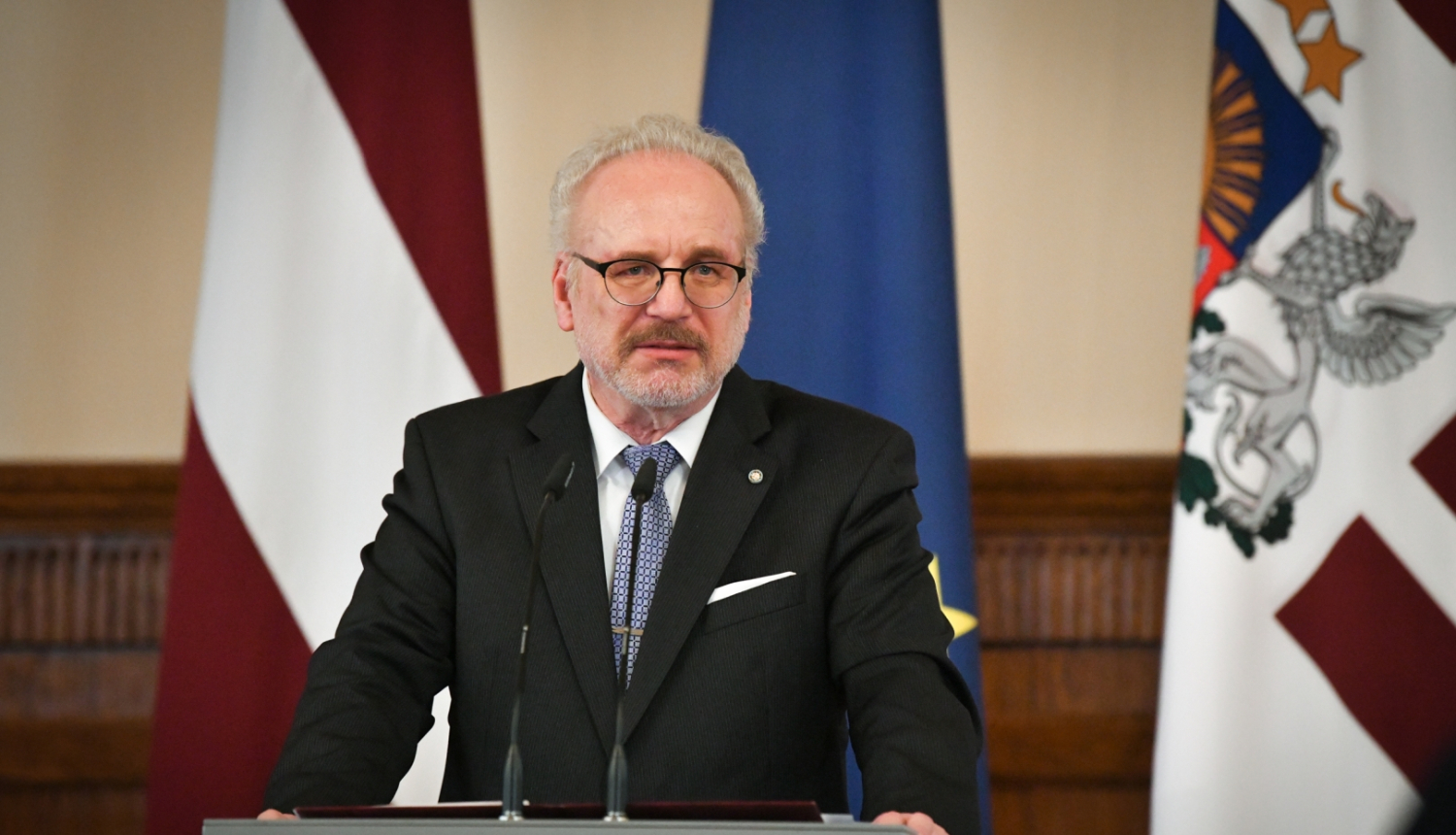 13.06.2023. Valsts prezidents Egils Levits Rīgas pils svētku zālē uzrunā klātesošos skolēnu radošo darbu un pētījumu konkursa "Vēsture ap mums" apbalvošanas ceremonijā. 